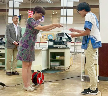 表彰状を受け取る様子
