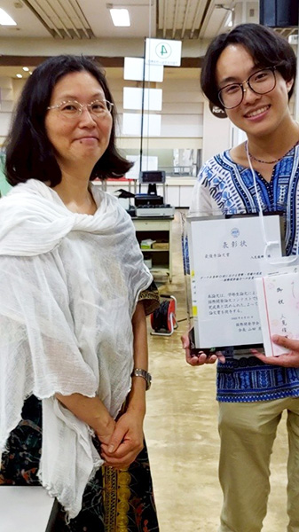 表彰状を手に記念写真